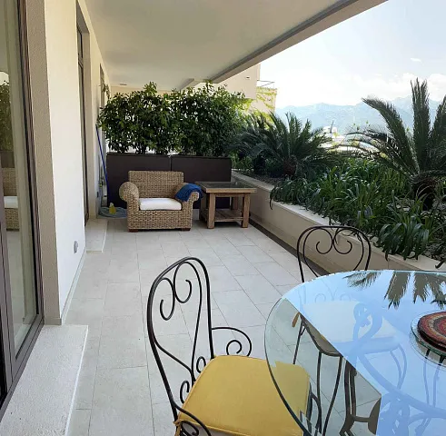 Land plot with a residential building with 8 apartments and a swimming pool in Donja Lastva
